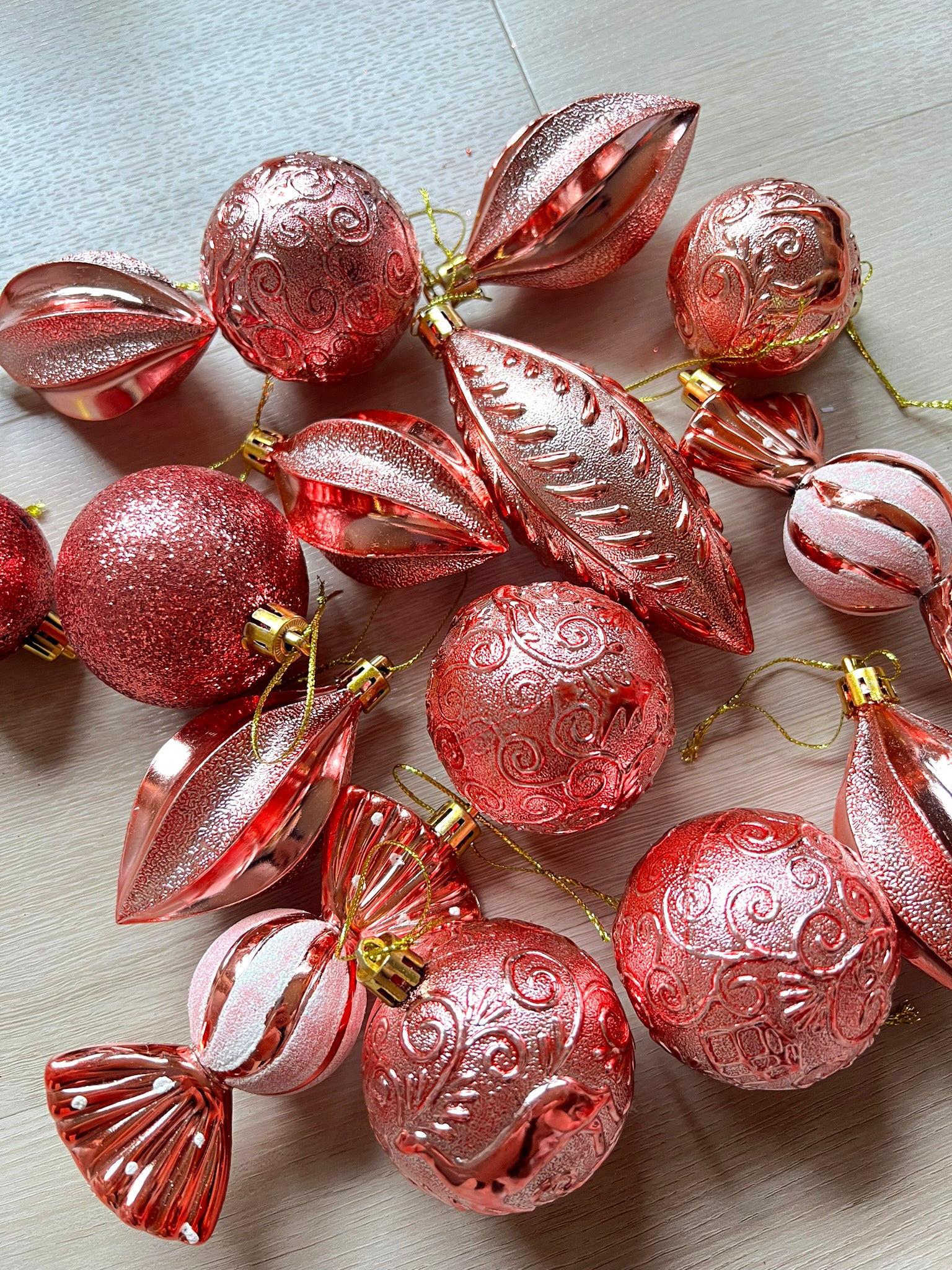 21 piece Mixed Ornaments (Red)