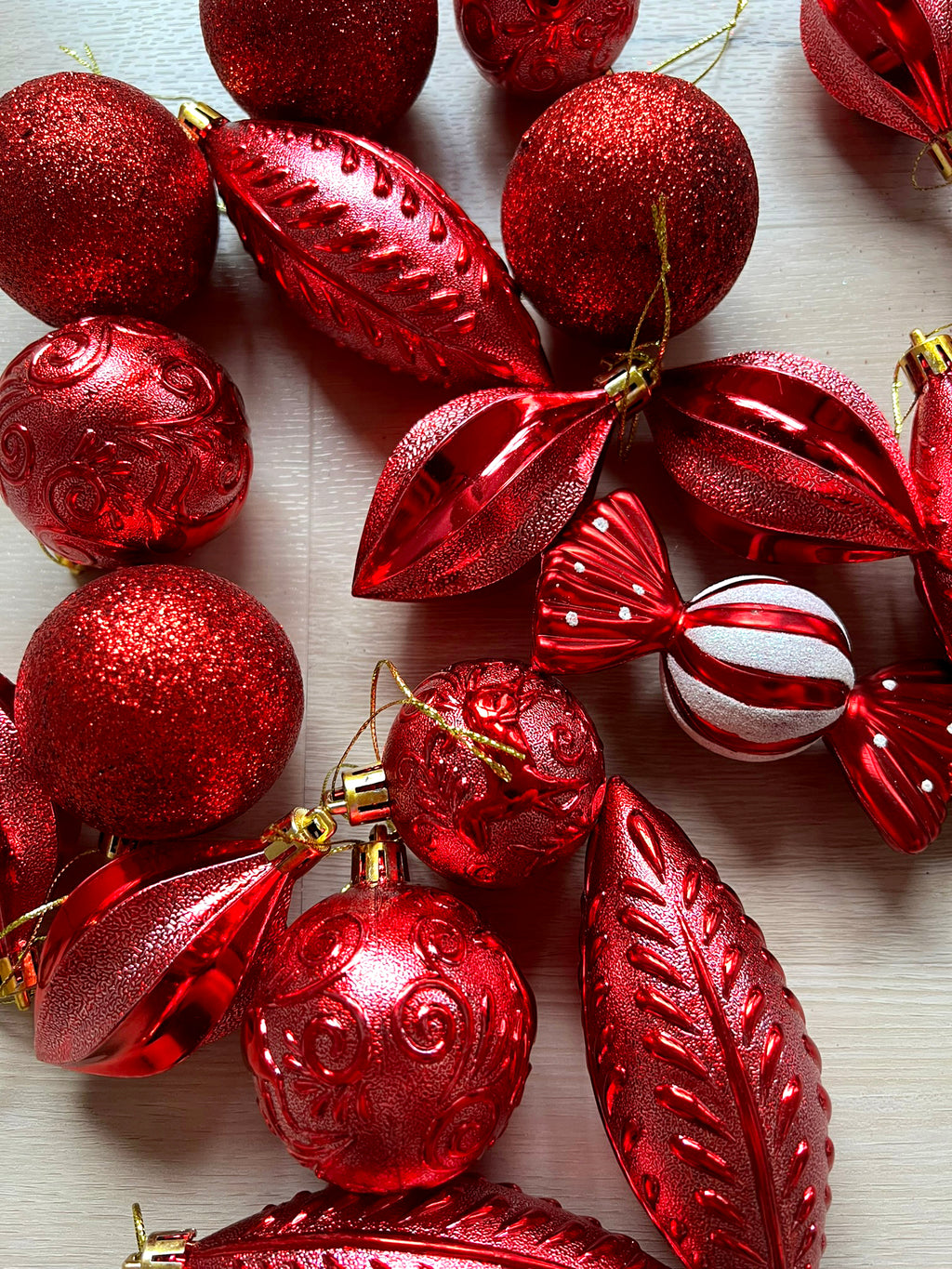 21 piece Mixed Ornaments (Red)