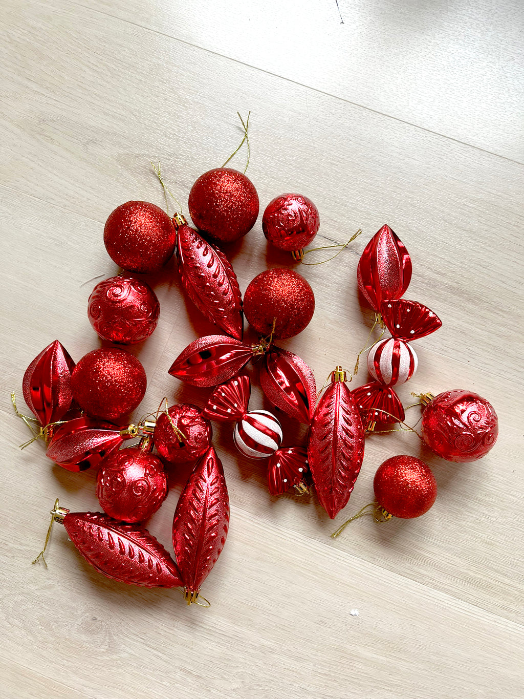 21 piece Mixed Ornaments (Red)