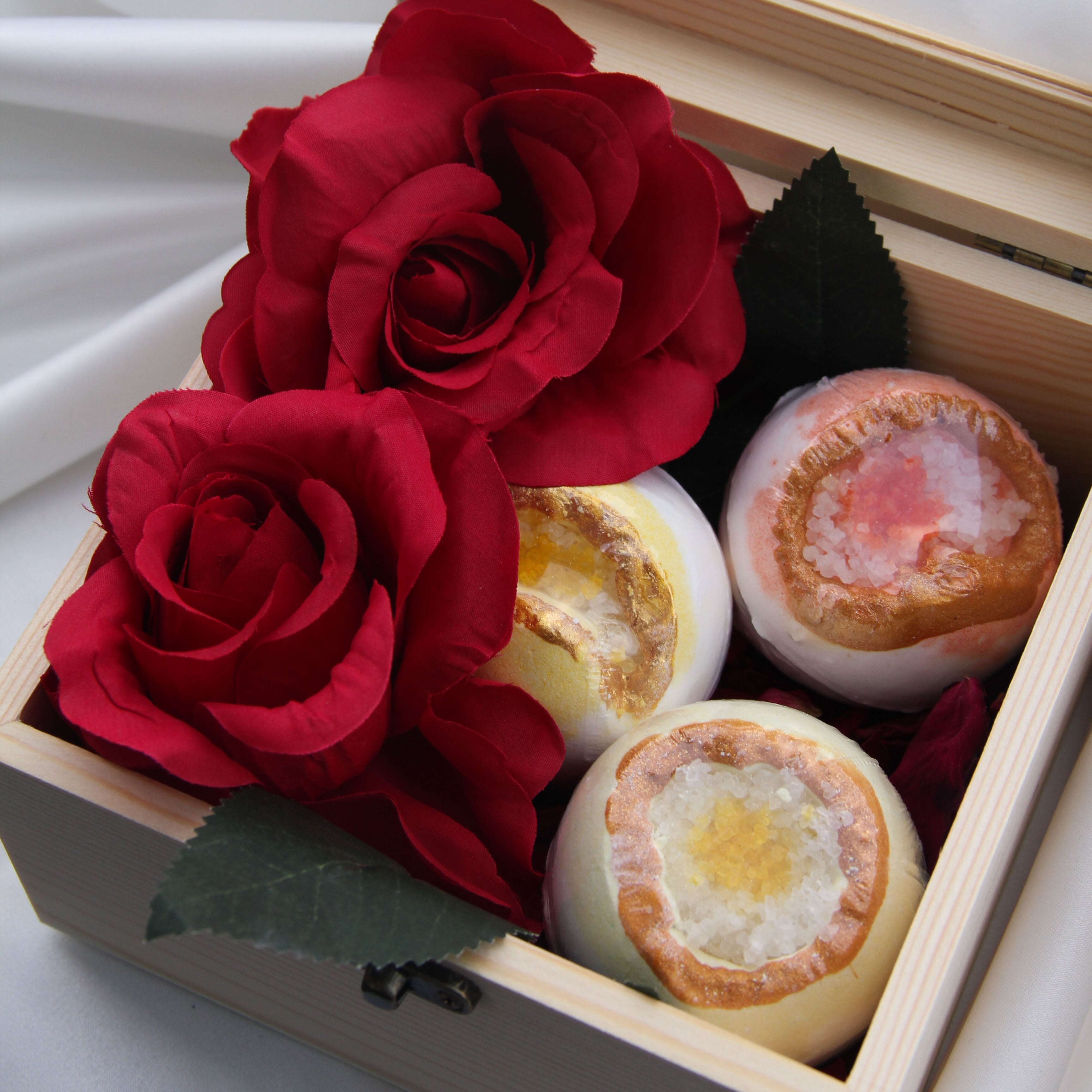 RECHARGE Bath Bomb Rose Gift Set